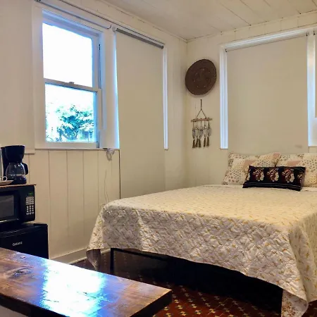 Private Studio With Free Parking
